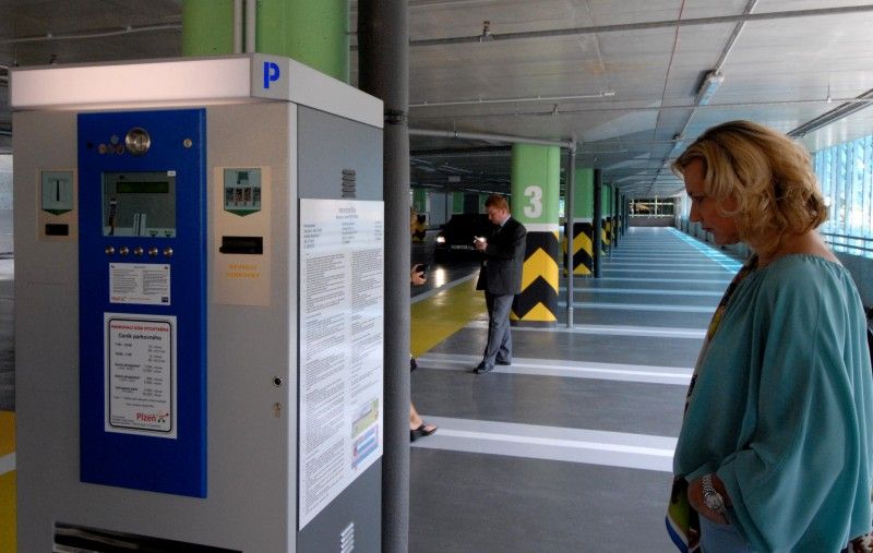 Nový parkovací dům Rychtářka v Plzni je otevřen (23.6.2011). Oficiálně první automobil, který vjel do parkovacího domu, byl vůz s primátorem Martinem Baxou a jeho náměstky Petrem Rundem a Martinem Zrzaveckým. Slavnostnímu otevření předcházel dopolední seminář k problematice spolupráce veřejného a soukromého sektoru (PPP) v sídle radnice, kterého se účastnily desítky primátorů, starostů a dalších hostů.

Parkovací dům Rychtářka je v českých podmínkách prvním a unikátním projektem partnerství veřejného a soukromého sektoru. Dosud byl podobný model znám pouze ze zahraničí pod obecně užívaným pojmem Public Private Partnership (PPP). Město Plzeň při výstavbě a provozu parkovacího domu Rychtářka na principu PPP spolupracuje se společností HERMOSA Parking Plzeň, a.s.

Výstavba parkovacího domu začala v červnu 2010. Budova je umístěna na obvodu centrální oblasti města Plzně. Nabídne celkem 447 nových parkovacích míst, 1950 m2 komerční plochy a v blízkosti budovy také osm parkovacích míst pro autobusy.