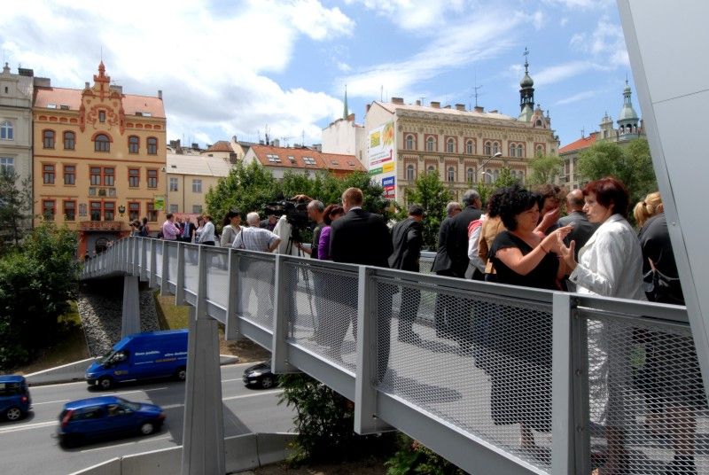 Nový parkovací dům Rychtářka v Plzni je otevřen (23.6.2011). Oficiálně první automobil, který vjel do parkovacího domu, byl vůz s primátorem Martinem Baxou a jeho náměstky Petrem Rundem a Martinem Zrzaveckým. Slavnostnímu otevření předcházel dopolední seminář k problematice spolupráce veřejného a soukromého sektoru (PPP) v sídle radnice, kterého se účastnily desítky primátorů, starostů a dalších hostů.

Parkovací dům Rychtářka je v českých podmínkách prvním a unikátním projektem partnerství veřejného a soukromého sektoru. Dosud byl podobný model znám pouze ze zahraničí pod obecně užívaným pojmem Public Private Partnership (PPP). Město Plzeň při výstavbě a provozu parkovacího domu Rychtářka na principu PPP spolupracuje se společností HERMOSA Parking Plzeň, a.s.

Výstavba parkovacího domu začala v červnu 2010. Budova je umístěna na obvodu centrální oblasti města Plzně. Nabídne celkem 447 nových parkovacích míst, 1950 m2 komerční plochy a v blízkosti budovy také osm parkovacích míst pro autobusy.