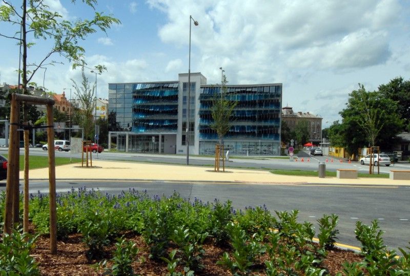 Nový parkovací dům Rychtářka v Plzni je otevřen (23.6.2011). Oficiálně první automobil, který vjel do parkovacího domu, byl vůz s primátorem Martinem Baxou a jeho náměstky Petrem Rundem a Martinem Zrzaveckým. Slavnostnímu otevření předcházel dopolední seminář k problematice spolupráce veřejného a soukromého sektoru (PPP) v sídle radnice, kterého se účastnily desítky primátorů, starostů a dalších hostů.

Parkovací dům Rychtářka je v českých podmínkách prvním a unikátním projektem partnerství veřejného a soukromého sektoru. Dosud byl podobný model znám pouze ze zahraničí pod obecně užívaným pojmem Public Private Partnership (PPP). Město Plzeň při výstavbě a provozu parkovacího domu Rychtářka na principu PPP spolupracuje se společností HERMOSA Parking Plzeň, a.s.

Výstavba parkovacího domu začala v červnu 2010. Budova je umístěna na obvodu centrální oblasti města Plzně. Nabídne celkem 447 nových parkovacích míst, 1950 m2 komerční plochy a v blízkosti budovy také osm parkovacích míst pro autobusy.