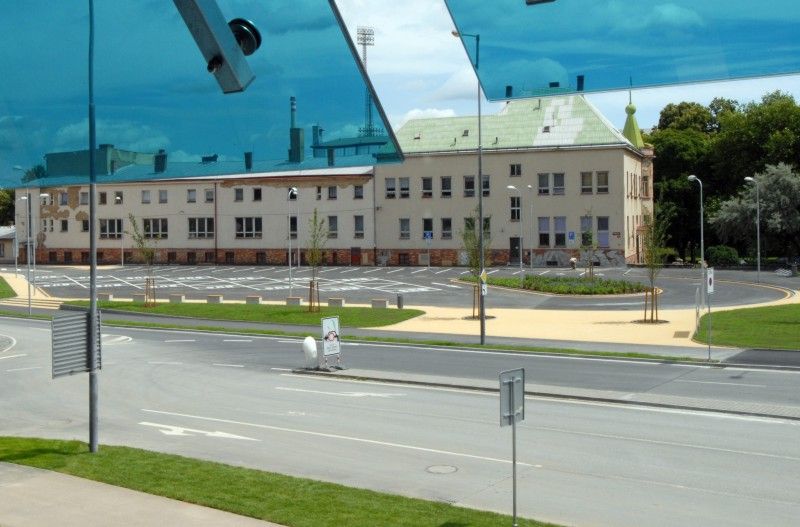 Nový parkovací dům Rychtářka v Plzni je otevřen (23.6.2011). Oficiálně první automobil, který vjel do parkovacího domu, byl vůz s primátorem Martinem Baxou a jeho náměstky Petrem Rundem a Martinem Zrzaveckým. Slavnostnímu otevření předcházel dopolední seminář k problematice spolupráce veřejného a soukromého sektoru (PPP) v sídle radnice, kterého se účastnily desítky primátorů, starostů a dalších hostů.

Parkovací dům Rychtářka je v českých podmínkách prvním a unikátním projektem partnerství veřejného a soukromého sektoru. Dosud byl podobný model znám pouze ze zahraničí pod obecně užívaným pojmem Public Private Partnership (PPP). Město Plzeň při výstavbě a provozu parkovacího domu Rychtářka na principu PPP spolupracuje se společností HERMOSA Parking Plzeň, a.s.

Výstavba parkovacího domu začala v červnu 2010. Budova je umístěna na obvodu centrální oblasti města Plzně. Nabídne celkem 447 nových parkovacích míst, 1950 m2 komerční plochy a v blízkosti budovy také osm parkovacích míst pro autobusy.