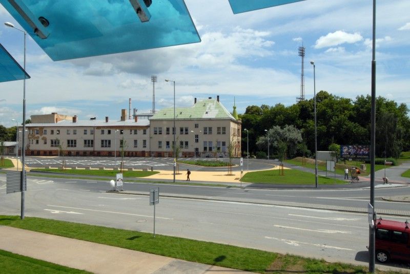 Nový parkovací dům Rychtářka v Plzni je otevřen (23.6.2011). Oficiálně první automobil, který vjel do parkovacího domu, byl vůz s primátorem Martinem Baxou a jeho náměstky Petrem Rundem a Martinem Zrzaveckým. Slavnostnímu otevření předcházel dopolední seminář k problematice spolupráce veřejného a soukromého sektoru (PPP) v sídle radnice, kterého se účastnily desítky primátorů, starostů a dalších hostů.

Parkovací dům Rychtářka je v českých podmínkách prvním a unikátním projektem partnerství veřejného a soukromého sektoru. Dosud byl podobný model znám pouze ze zahraničí pod obecně užívaným pojmem Public Private Partnership (PPP). Město Plzeň při výstavbě a provozu parkovacího domu Rychtářka na principu PPP spolupracuje se společností HERMOSA Parking Plzeň, a.s.

Výstavba parkovacího domu začala v červnu 2010. Budova je umístěna na obvodu centrální oblasti města Plzně. Nabídne celkem 447 nových parkovacích míst, 1950 m2 komerční plochy a v blízkosti budovy také osm parkovacích míst pro autobusy.