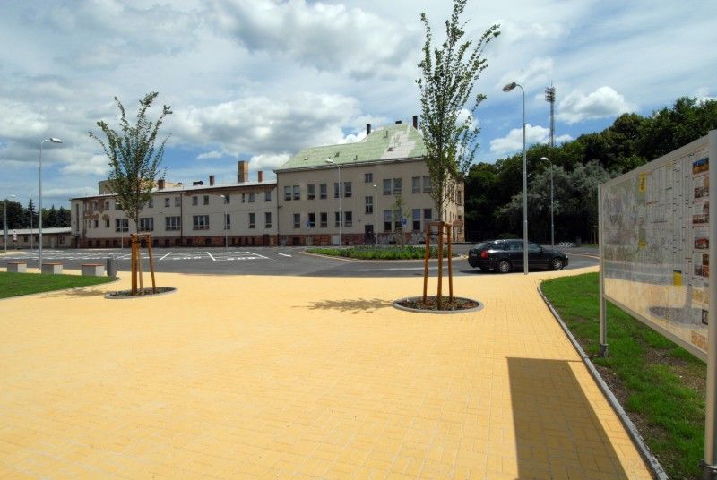 Nový parkovací dům Rychtářka v Plzni je otevřen (23.6.2011). Oficiálně první automobil, který vjel do parkovacího domu, byl vůz s primátorem Martinem Baxou a jeho náměstky Petrem Rundem a Martinem Zrzaveckým. Slavnostnímu otevření předcházel dopolední seminář k problematice spolupráce veřejného a soukromého sektoru (PPP) v sídle radnice, kterého se účastnily desítky primátorů, starostů a dalších hostů.

Parkovací dům Rychtářka je v českých podmínkách prvním a unikátním projektem partnerství veřejného a soukromého sektoru. Dosud byl podobný model znám pouze ze zahraničí pod obecně užívaným pojmem Public Private Partnership (PPP). Město Plzeň při výstavbě a provozu parkovacího domu Rychtářka na principu PPP spolupracuje se společností HERMOSA Parking Plzeň, a.s.

Výstavba parkovacího domu začala v červnu 2010. Budova je umístěna na obvodu centrální oblasti města Plzně. Nabídne celkem 447 nových parkovacích míst, 1950 m2 komerční plochy a v blízkosti budovy také osm parkovacích míst pro autobusy.