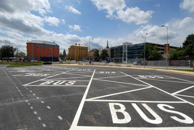 Nový parkovací dům Rychtářka v Plzni je otevřen (23.6.2011). Oficiálně první automobil, který vjel do parkovacího domu, byl vůz s primátorem Martinem Baxou a jeho náměstky Petrem Rundem a Martinem Zrzaveckým. Slavnostnímu otevření předcházel dopolední seminář k problematice spolupráce veřejného a soukromého sektoru (PPP) v sídle radnice, kterého se účastnily desítky primátorů, starostů a dalších hostů.

Parkovací dům Rychtářka je v českých podmínkách prvním a unikátním projektem partnerství veřejného a soukromého sektoru. Dosud byl podobný model znám pouze ze zahraničí pod obecně užívaným pojmem Public Private Partnership (PPP). Město Plzeň při výstavbě a provozu parkovacího domu Rychtářka na principu PPP spolupracuje se společností HERMOSA Parking Plzeň, a.s.

Výstavba parkovacího domu začala v červnu 2010. Budova je umístěna na obvodu centrální oblasti města Plzně. Nabídne celkem 447 nových parkovacích míst, 1950 m2 komerční plochy a v blízkosti budovy také osm parkovacích míst pro autobusy.
