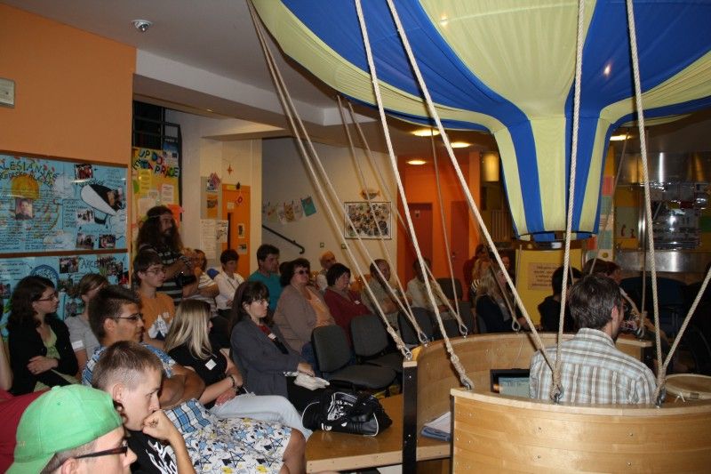 Plzeňské Salesiánské středisko mládeže včera (23.6.2011) poděkovalo dobrovolníkům, kteří se podílejí celý rok na jeho činnosti. Za město Plzeň se děkovného setkání zúčastnil primátor Martin Baxa a vedoucí odboru sociálních služeb magistrátu Alena Hynková.

Salesiánské středisko mládeže má svoji činnost rozdělenu do několika programů sociálních služeb, jako je například Klub Vzducholoď, který usiluje o sociální začlenění a pozitivní změnu v životním způsobu mládeže, která se ocitla v nepříznivé sociální situaci, nebo Centrum pomoci dětem, mládeži a rodině Střecha poskytující komplexní psychologickou, sociální a duchovní pomoc rodinám ohroženým sociálně nežádoucími jevy.