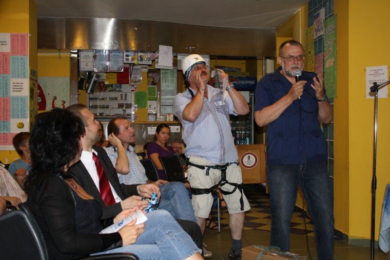 Plzeňské Salesiánské středisko mládeže včera (23.6.2011) poděkovalo dobrovolníkům, kteří se podílejí celý rok na jeho činnosti. Za město Plzeň se děkovného setkání zúčastnil primátor Martin Baxa a vedoucí odboru sociálních služeb magistrátu Alena Hynková.

Salesiánské středisko mládeže má svoji činnost rozdělenu do několika programů sociálních služeb, jako je například Klub Vzducholoď, který usiluje o sociální začlenění a pozitivní změnu v životním způsobu mládeže, která se ocitla v nepříznivé sociální situaci, nebo Centrum pomoci dětem, mládeži a rodině Střecha poskytující komplexní psychologickou, sociální a duchovní pomoc rodinám ohroženým sociálně nežádoucími jevy.