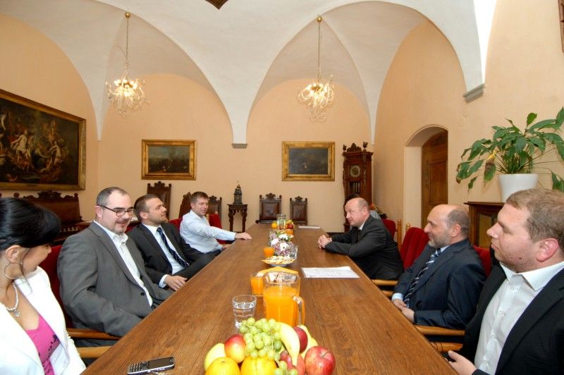 Deklaraci o dlouhodobé spolupráci „v oblasti sportovní činnosti mládeže a podpoře fotbalu ve městě Plzni s cílem zajistit sportovní vyžití jeho obyvatel, a to zejména s ohledem na rozvoj sportovních talentů a vytváření potřebného zázemí“ dnes (27.6.2011) podepsali zástupci města Plzně a představenstva akciové společnosti FC Viktoria.

Ještě před podpisem deklarace se krátce vedla debata o nejbližších aktivitách fotbalového klubu, především o zápase s arménským Pjunik Jerevan, který je třináctinásobným mistrem domácí ligy, vítězem pěti pohárů a pravidelným účastníkem evropských pohárů. Fotbalisty čeká první zápas v Jerevanu 12. července, o týden později už budou hrát na domácím hřišti. Podle informací náměstka primátora Petra Runda by měl být trávník hotový počátkem příštího týdne.

Deklaraci podepsali: primátor Martin Baxa, náměstci primátora Petr Rund a Martin Zrzavecký, radní Irena Rottová a  předseda představenstva Tomáš Paclík s Adolfem Šádkem, členem představenstva společnosti FC Viktoria.