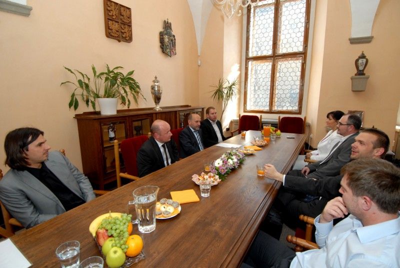 Deklaraci o dlouhodobé spolupráci „v oblasti sportovní činnosti mládeže a podpoře fotbalu ve městě Plzni s cílem zajistit sportovní vyžití jeho obyvatel, a to zejména s ohledem na rozvoj sportovních talentů a vytváření potřebného zázemí“ dnes (27.6.2011) podepsali zástupci města Plzně a představenstva akciové společnosti FC Viktoria.

Ještě před podpisem deklarace se krátce vedla debata o nejbližších aktivitách fotbalového klubu, především o zápase s arménským Pjunik Jerevan, který je třináctinásobným mistrem domácí ligy, vítězem pěti pohárů a pravidelným účastníkem evropských pohárů. Fotbalisty čeká první zápas v Jerevanu 12. července, o týden později už budou hrát na domácím hřišti. Podle informací náměstka primátora Petra Runda by měl být trávník hotový počátkem příštího týdne.

Deklaraci podepsali: primátor Martin Baxa, náměstci primátora Petr Rund a Martin Zrzavecký, radní Irena Rottová a  předseda představenstva Tomáš Paclík s Adolfem Šádkem, členem představenstva společnosti FC Viktoria.