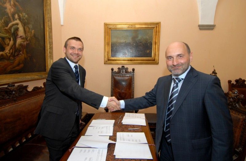 Deklaraci o dlouhodobé spolupráci „v oblasti sportovní činnosti mládeže a podpoře fotbalu ve městě Plzni s cílem zajistit sportovní vyžití jeho obyvatel, a to zejména s ohledem na rozvoj sportovních talentů a vytváření potřebného zázemí“ dnes (27.6.2011) podepsali zástupci města Plzně a představenstva akciové společnosti FC Viktoria.

Ještě před podpisem deklarace se krátce vedla debata o nejbližších aktivitách fotbalového klubu, především o zápase s arménským Pjunik Jerevan, který je třináctinásobným mistrem domácí ligy, vítězem pěti pohárů a pravidelným účastníkem evropských pohárů. Fotbalisty čeká první zápas v Jerevanu 12. července, o týden později už budou hrát na domácím hřišti. Podle informací náměstka primátora Petra Runda by měl být trávník hotový počátkem příštího týdne.

Deklaraci podepsali: primátor Martin Baxa, náměstci primátora Petr Rund a Martin Zrzavecký, radní Irena Rottová a  předseda představenstva Tomáš Paclík s Adolfem Šádkem, členem představenstva společnosti FC Viktoria.