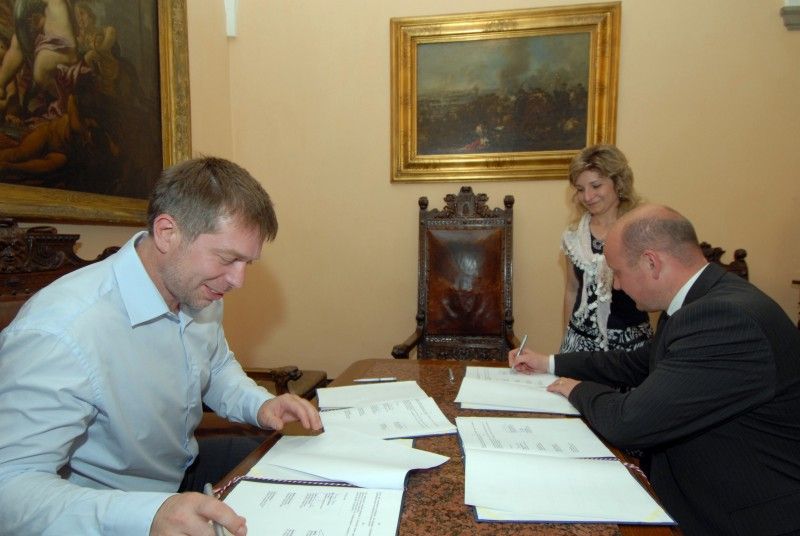 Deklaraci o dlouhodobé spolupráci „v oblasti sportovní činnosti mládeže a podpoře fotbalu ve městě Plzni s cílem zajistit sportovní vyžití jeho obyvatel, a to zejména s ohledem na rozvoj sportovních talentů a vytváření potřebného zázemí“ dnes (27.6.2011) podepsali zástupci města Plzně a představenstva akciové společnosti FC Viktoria.

Ještě před podpisem deklarace se krátce vedla debata o nejbližších aktivitách fotbalového klubu, především o zápase s arménským Pjunik Jerevan, který je třináctinásobným mistrem domácí ligy, vítězem pěti pohárů a pravidelným účastníkem evropských pohárů. Fotbalisty čeká první zápas v Jerevanu 12. července, o týden později už budou hrát na domácím hřišti. Podle informací náměstka primátora Petra Runda by měl být trávník hotový počátkem příštího týdne.

Deklaraci podepsali: primátor Martin Baxa, náměstci primátora Petr Rund a Martin Zrzavecký, radní Irena Rottová a  předseda představenstva Tomáš Paclík s Adolfem Šádkem, členem představenstva společnosti FC Viktoria.