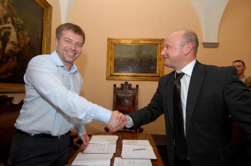 Deklaraci o dlouhodobé spolupráci „v oblasti sportovní činnosti mládeže a podpoře fotbalu ve městě Plzni s cílem zajistit sportovní vyžití jeho obyvatel, a to zejména s ohledem na rozvoj sportovních talentů a vytváření potřebného zázemí“ dnes (27.6.2011) podepsali zástupci města Plzně a představenstva akciové společnosti FC Viktoria.

Ještě před podpisem deklarace se krátce vedla debata o nejbližších aktivitách fotbalového klubu, především o zápase s arménským Pjunik Jerevan, který je třináctinásobným mistrem domácí ligy, vítězem pěti pohárů a pravidelným účastníkem evropských pohárů. Fotbalisty čeká první zápas v Jerevanu 12. července, o týden později už budou hrát na domácím hřišti. Podle informací náměstka primátora Petra Runda by měl být trávník hotový počátkem příštího týdne.

Deklaraci podepsali: primátor Martin Baxa, náměstci primátora Petr Rund a Martin Zrzavecký, radní Irena Rottová a  předseda představenstva Tomáš Paclík s Adolfem Šádkem, členem představenstva společnosti FC Viktoria.