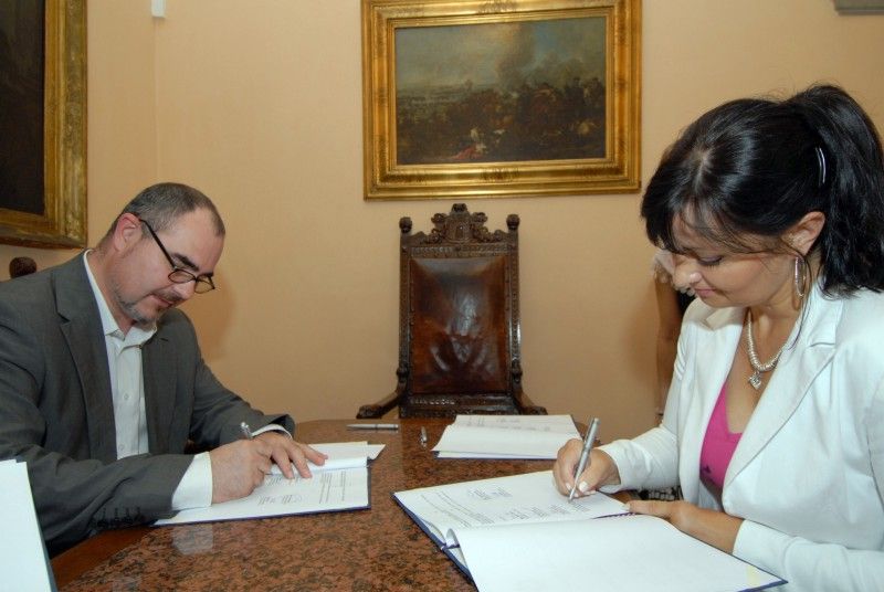 Deklaraci o dlouhodobé spolupráci „v oblasti sportovní činnosti mládeže a podpoře fotbalu ve městě Plzni s cílem zajistit sportovní vyžití jeho obyvatel, a to zejména s ohledem na rozvoj sportovních talentů a vytváření potřebného zázemí“ dnes (27.6.2011) podepsali zástupci města Plzně a představenstva akciové společnosti FC Viktoria.

Ještě před podpisem deklarace se krátce vedla debata o nejbližších aktivitách fotbalového klubu, především o zápase s arménským Pjunik Jerevan, který je třináctinásobným mistrem domácí ligy, vítězem pěti pohárů a pravidelným účastníkem evropských pohárů. Fotbalisty čeká první zápas v Jerevanu 12. července, o týden později už budou hrát na domácím hřišti. Podle informací náměstka primátora Petra Runda by měl být trávník hotový počátkem příštího týdne.

Deklaraci podepsali: primátor Martin Baxa, náměstci primátora Petr Rund a Martin Zrzavecký, radní Irena Rottová a  předseda představenstva Tomáš Paclík s Adolfem Šádkem, členem představenstva společnosti FC Viktoria.