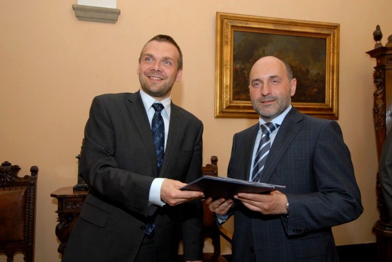 Deklaraci o dlouhodobé spolupráci „v oblasti sportovní činnosti mládeže a podpoře fotbalu ve městě Plzni s cílem zajistit sportovní vyžití jeho obyvatel, a to zejména s ohledem na rozvoj sportovních talentů a vytváření potřebného zázemí“ dnes (27.6.2011) podepsali zástupci města Plzně a představenstva akciové společnosti FC Viktoria.

Ještě před podpisem deklarace se krátce vedla debata o nejbližších aktivitách fotbalového klubu, především o zápase s arménským Pjunik Jerevan, který je třináctinásobným mistrem domácí ligy, vítězem pěti pohárů a pravidelným účastníkem evropských pohárů. Fotbalisty čeká první zápas v Jerevanu 12. července, o týden později už budou hrát na domácím hřišti. Podle informací náměstka primátora Petra Runda by měl být trávník hotový počátkem příštího týdne.

Deklaraci podepsali: primátor Martin Baxa, náměstci primátora Petr Rund a Martin Zrzavecký, radní Irena Rottová a  předseda představenstva Tomáš Paclík s Adolfem Šádkem, členem představenstva společnosti FC Viktoria.