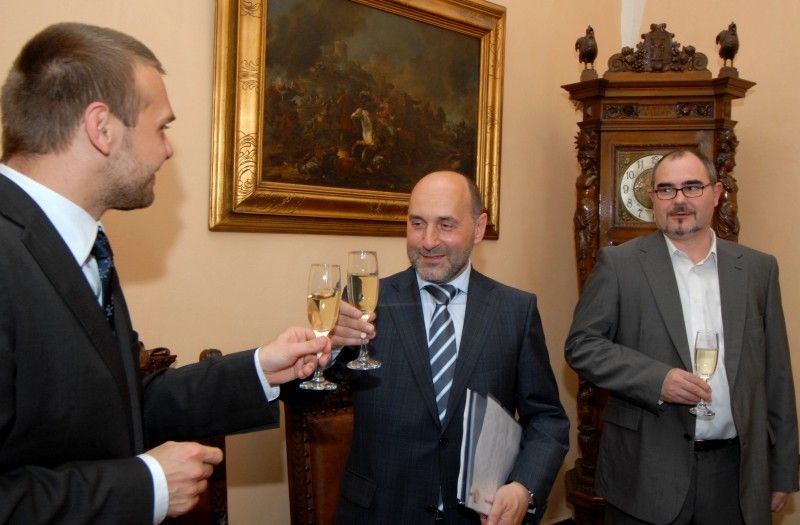 Deklaraci o dlouhodobé spolupráci „v oblasti sportovní činnosti mládeže a podpoře fotbalu ve městě Plzni s cílem zajistit sportovní vyžití jeho obyvatel, a to zejména s ohledem na rozvoj sportovních talentů a vytváření potřebného zázemí“ dnes (27.6.2011) podepsali zástupci města Plzně a představenstva akciové společnosti FC Viktoria.

Ještě před podpisem deklarace se krátce vedla debata o nejbližších aktivitách fotbalového klubu, především o zápase s arménským Pjunik Jerevan, který je třináctinásobným mistrem domácí ligy, vítězem pěti pohárů a pravidelným účastníkem evropských pohárů. Fotbalisty čeká první zápas v Jerevanu 12. července, o týden později už budou hrát na domácím hřišti. Podle informací náměstka primátora Petra Runda by měl být trávník hotový počátkem příštího týdne.

Deklaraci podepsali: primátor Martin Baxa, náměstci primátora Petr Rund a Martin Zrzavecký, radní Irena Rottová a  předseda představenstva Tomáš Paclík s Adolfem Šádkem, členem představenstva společnosti FC Viktoria.