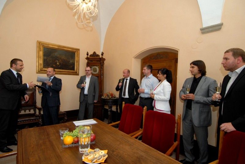 Deklaraci o dlouhodobé spolupráci „v oblasti sportovní činnosti mládeže a podpoře fotbalu ve městě Plzni s cílem zajistit sportovní vyžití jeho obyvatel, a to zejména s ohledem na rozvoj sportovních talentů a vytváření potřebného zázemí“ dnes (27.6.2011) podepsali zástupci města Plzně a představenstva akciové společnosti FC Viktoria.

Ještě před podpisem deklarace se krátce vedla debata o nejbližších aktivitách fotbalového klubu, především o zápase s arménským Pjunik Jerevan, který je třináctinásobným mistrem domácí ligy, vítězem pěti pohárů a pravidelným účastníkem evropských pohárů. Fotbalisty čeká první zápas v Jerevanu 12. července, o týden později už budou hrát na domácím hřišti. Podle informací náměstka primátora Petra Runda by měl být trávník hotový počátkem příštího týdne.

Deklaraci podepsali: primátor Martin Baxa, náměstci primátora Petr Rund a Martin Zrzavecký, radní Irena Rottová a  předseda představenstva Tomáš Paclík s Adolfem Šádkem, členem představenstva společnosti FC Viktoria.