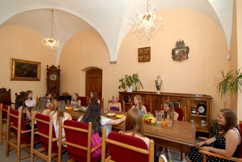 Finálový turnaj starších žákyň v házené o mistra České republiky se 5. června v Ostravě odehrál nejen ve znamení kvalitní házené, ale plzeňskému družstvu SK Slavia VŠ Plzeň přinesl i vítězství.

S úspěšnými hráčkami turnaje se na plzeňské radnici neformálně setkala (28.6.2011) radní pro sport Irena Rottová, aby jim poděkovala za vynikající reprezentaci a získání nejcennější medaile.