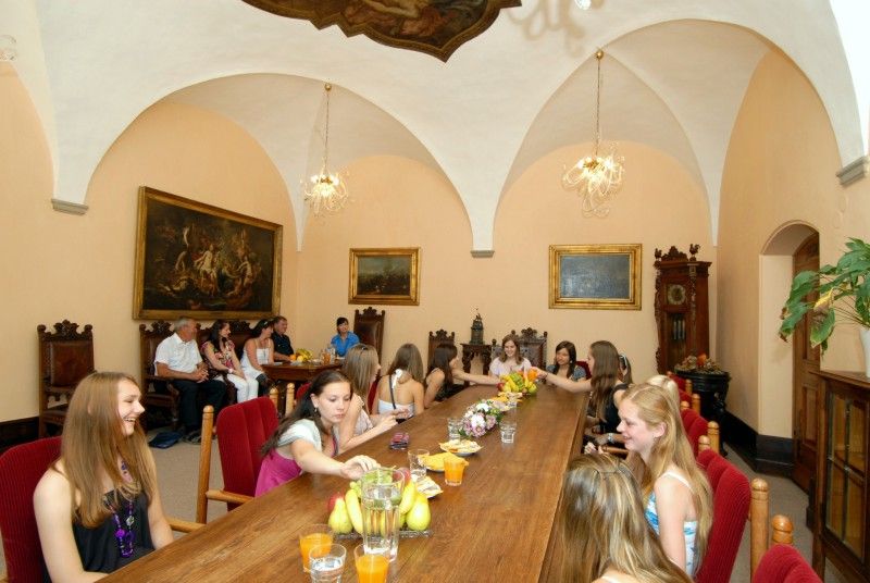 Finálový turnaj starších žákyň v házené o mistra České republiky se 5. června v Ostravě odehrál nejen ve znamení kvalitní házené, ale plzeňskému družstvu SK Slavia VŠ Plzeň přinesl i vítězství.

S úspěšnými hráčkami turnaje se na plzeňské radnici neformálně setkala (28.6.2011) radní pro sport Irena Rottová, aby jim poděkovala za vynikající reprezentaci a získání nejcennější medaile.