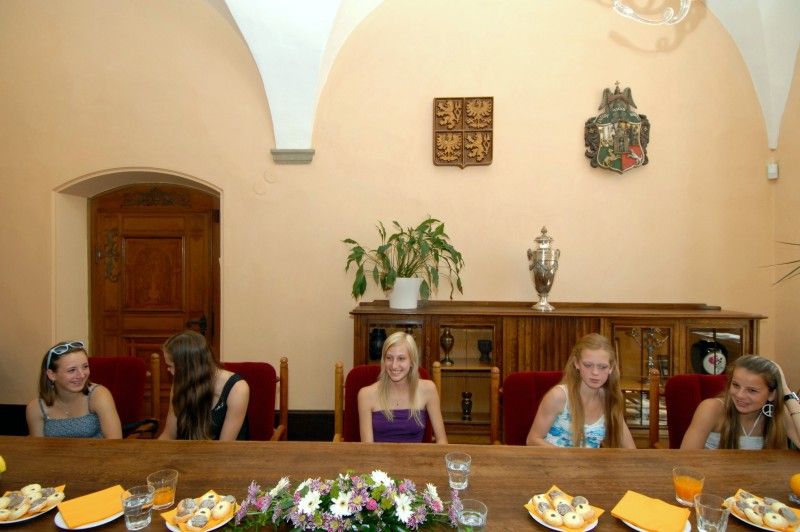 Finálový turnaj starších žákyň v házené o mistra České republiky se 5. června v Ostravě odehrál nejen ve znamení kvalitní házené, ale plzeňskému družstvu SK Slavia VŠ Plzeň přinesl i vítězství.

S úspěšnými hráčkami turnaje se na plzeňské radnici neformálně setkala (28.6.2011) radní pro sport Irena Rottová, aby jim poděkovala za vynikající reprezentaci a získání nejcennější medaile.