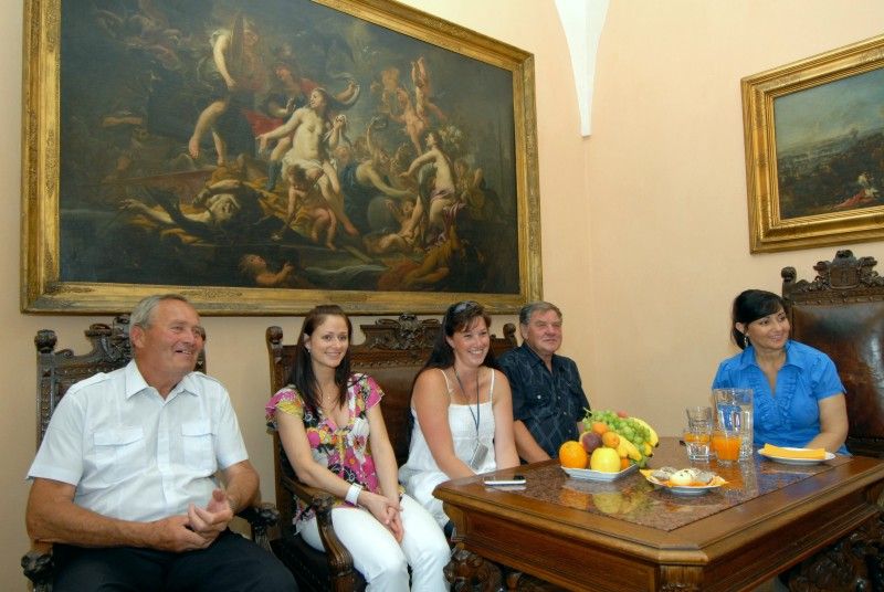 Finálový turnaj starších žákyň v házené o mistra České republiky se 5. června v Ostravě odehrál nejen ve znamení kvalitní házené, ale plzeňskému družstvu SK Slavia VŠ Plzeň přinesl i vítězství.

S úspěšnými hráčkami turnaje se na plzeňské radnici neformálně setkala (28.6.2011) radní pro sport Irena Rottová, aby jim poděkovala za vynikající reprezentaci a získání nejcennější medaile.