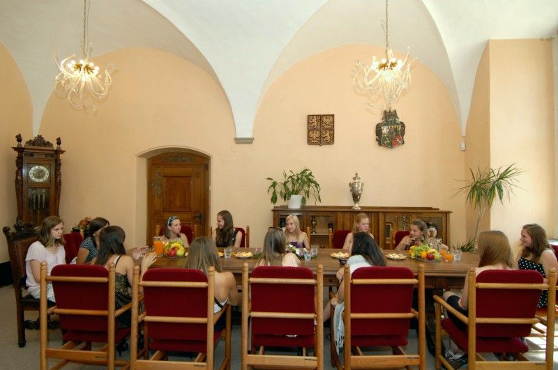 Finálový turnaj starších žákyň v házené o mistra České republiky se 5. června v Ostravě odehrál nejen ve znamení kvalitní házené, ale plzeňskému družstvu SK Slavia VŠ Plzeň přinesl i vítězství.

S úspěšnými hráčkami turnaje se na plzeňské radnici neformálně setkala (28.6.2011) radní pro sport Irena Rottová, aby jim poděkovala za vynikající reprezentaci a získání nejcennější medaile.