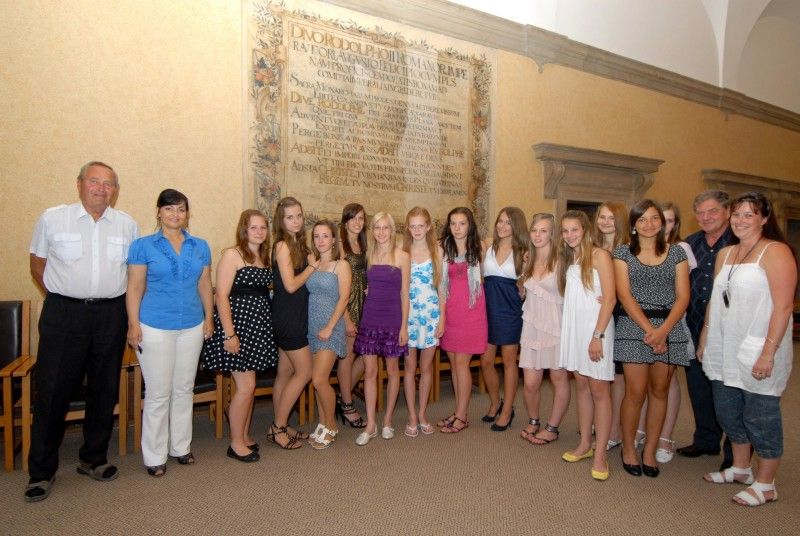 Finálový turnaj starších žákyň v házené o mistra České republiky se 5. června v Ostravě odehrál nejen ve znamení kvalitní házené, ale plzeňskému družstvu SK Slavia VŠ Plzeň přinesl i vítězství.

S úspěšnými hráčkami turnaje se na plzeňské radnici neformálně setkala (28.6.2011) radní pro sport Irena Rottová, aby jim poděkovala za vynikající reprezentaci a získání nejcennější medaile.