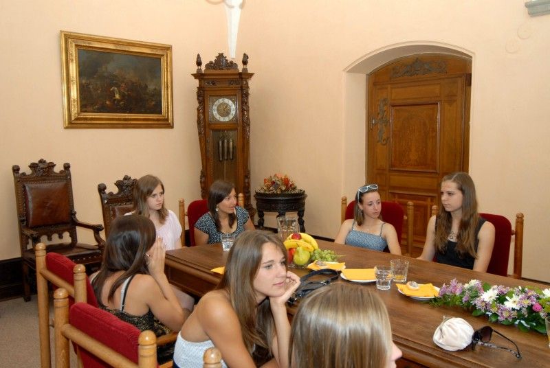 Finálový turnaj starších žákyň v házené o mistra České republiky se 5. června v Ostravě odehrál nejen ve znamení kvalitní házené, ale plzeňskému družstvu SK Slavia VŠ Plzeň přinesl i vítězství.

S úspěšnými hráčkami turnaje se na plzeňské radnici neformálně setkala (28.6.2011) radní pro sport Irena Rottová, aby jim poděkovala za vynikající reprezentaci a získání nejcennější medaile.