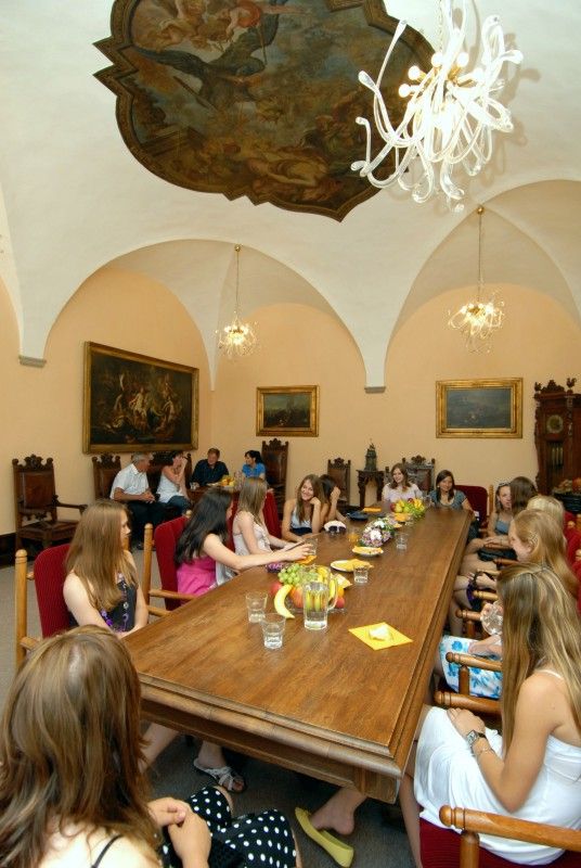 Finálový turnaj starších žákyň v házené o mistra České republiky se 5. června v Ostravě odehrál nejen ve znamení kvalitní házené, ale plzeňskému družstvu SK Slavia VŠ Plzeň přinesl i vítězství.

S úspěšnými hráčkami turnaje se na plzeňské radnici neformálně setkala (28.6.2011) radní pro sport Irena Rottová, aby jim poděkovala za vynikající reprezentaci a získání nejcennější medaile.