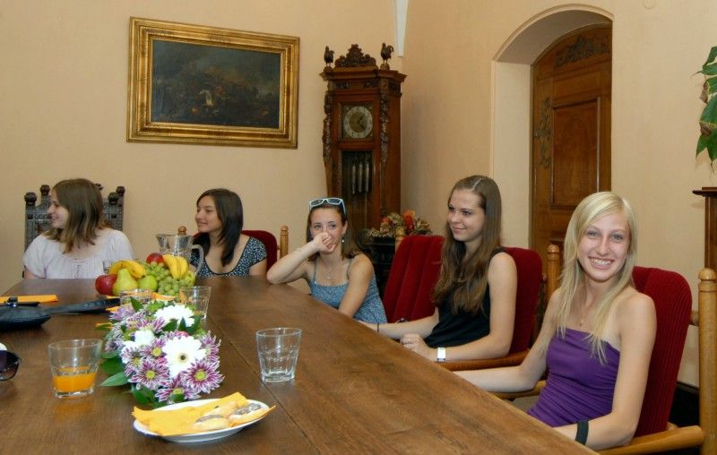 Finálový turnaj starších žákyň v házené o mistra České republiky se 5. června v Ostravě odehrál nejen ve znamení kvalitní házené, ale plzeňskému družstvu SK Slavia VŠ Plzeň přinesl i vítězství.

S úspěšnými hráčkami turnaje se na plzeňské radnici neformálně setkala (28.6.2011) radní pro sport Irena Rottová, aby jim poděkovala za vynikající reprezentaci a získání nejcennější medaile.