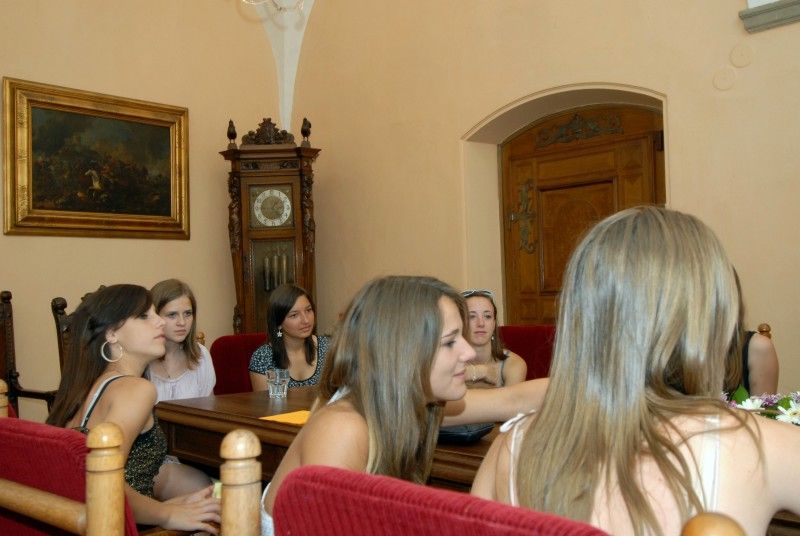 Finálový turnaj starších žákyň v házené o mistra České republiky se 5. června v Ostravě odehrál nejen ve znamení kvalitní házené, ale plzeňskému družstvu SK Slavia VŠ Plzeň přinesl i vítězství.

S úspěšnými hráčkami turnaje se na plzeňské radnici neformálně setkala (28.6.2011) radní pro sport Irena Rottová, aby jim poděkovala za vynikající reprezentaci a získání nejcennější medaile.