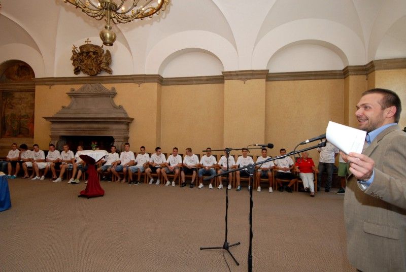 Hráče fotbalové „sedmnáctky“ s realizačními týmem a rodinnými příslušníky přijal dnes (28.6.2011) v obřadní síni plzeňské radnice primátor Martin Baxa a radní pro sport Irena Rottová, aby jim při setkání vyjádřili dík za získání Mistrovského titulu dorostenecké ligy a skvělou reprezentaci.

O titulu rozhodl domácí zápas s fotbalovým klubem Mladá Boleslav, který skončil 3:1.

Primátor ve svém proslovu připomněl stoleté výročí plzeňského fotbalu a pozitivní dárek v podobě rekonstrukce stadionu ve Štruncových sadech.
