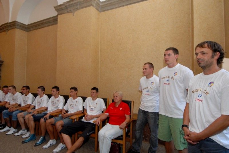 Hráče fotbalové „sedmnáctky“ s realizačními týmem a rodinnými příslušníky přijal dnes (28.6.2011) v obřadní síni plzeňské radnice primátor Martin Baxa a radní pro sport Irena Rottová, aby jim při setkání vyjádřili dík za získání Mistrovského titulu dorostenecké ligy a skvělou reprezentaci.

O titulu rozhodl domácí zápas s fotbalovým klubem Mladá Boleslav, který skončil 3:1.

Primátor ve svém proslovu připomněl stoleté výročí plzeňského fotbalu a pozitivní dárek v podobě rekonstrukce stadionu ve Štruncových sadech.