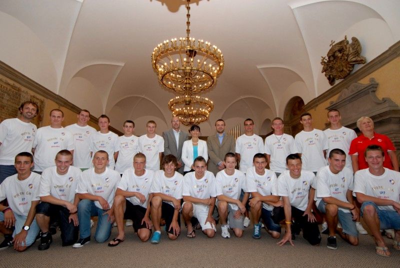 Hráče fotbalové „sedmnáctky“ s realizačními týmem a rodinnými příslušníky přijal dnes (28.6.2011) v obřadní síni plzeňské radnice primátor Martin Baxa a radní pro sport Irena Rottová, aby jim při setkání vyjádřili dík za získání Mistrovského titulu dorostenecké ligy a skvělou reprezentaci.

O titulu rozhodl domácí zápas s fotbalovým klubem Mladá Boleslav, který skončil 3:1.

Primátor ve svém proslovu připomněl stoleté výročí plzeňského fotbalu a pozitivní dárek v podobě rekonstrukce stadionu ve Štruncových sadech.