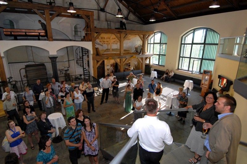 Jak by se mohla změnit Plzeň do roku 2015, kdy bude hlavním evropským městem kultury, představuje (od 28.6.2011) výstava s názvem Proměna města: Plzeň v roce 2015. K vidění je v Návštěvnickém centru Plzeňského Prazdroje od včerejšího dne, kdy byla slavnostně zahájena.

Šest stěžejních akcí, které se vážou k projektu Evropské hlavní město kultury, se prezentují na jednadvaceti panelech. Návštěvníci se tak mohou více dozvědět o připravované výstavbě nového divadla v Jízdecké ulici, návrhu budovy Západočeské galerie v Plzni, revitalizaci areálu Světovar, relaxačním centru ve Štruncových sadech nebo o sportovně-rekreačních trasách podél řek a oživení veřejných prostranství.