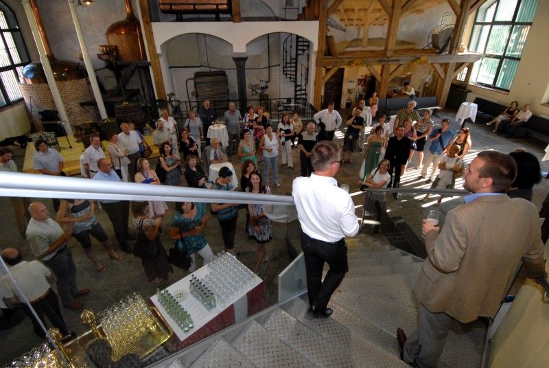 Jak by se mohla změnit Plzeň do roku 2015, kdy bude hlavním evropským městem kultury, představuje (od 28.6.2011) výstava s názvem Proměna města: Plzeň v roce 2015. K vidění je v Návštěvnickém centru Plzeňského Prazdroje od včerejšího dne, kdy byla slavnostně zahájena.

Šest stěžejních akcí, které se vážou k projektu Evropské hlavní město kultury, se prezentují na jednadvaceti panelech. Návštěvníci se tak mohou více dozvědět o připravované výstavbě nového divadla v Jízdecké ulici, návrhu budovy Západočeské galerie v Plzni, revitalizaci areálu Světovar, relaxačním centru ve Štruncových sadech nebo o sportovně-rekreačních trasách podél řek a oživení veřejných prostranství.