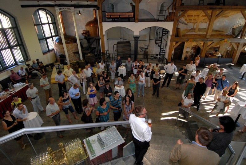 Jak by se mohla změnit Plzeň do roku 2015, kdy bude hlavním evropským městem kultury, představuje (od 28.6.2011) výstava s názvem Proměna města: Plzeň v roce 2015. K vidění je v Návštěvnickém centru Plzeňského Prazdroje od včerejšího dne, kdy byla slavnostně zahájena.

Šest stěžejních akcí, které se vážou k projektu Evropské hlavní město kultury, se prezentují na jednadvaceti panelech. Návštěvníci se tak mohou více dozvědět o připravované výstavbě nového divadla v Jízdecké ulici, návrhu budovy Západočeské galerie v Plzni, revitalizaci areálu Světovar, relaxačním centru ve Štruncových sadech nebo o sportovně-rekreačních trasách podél řek a oživení veřejných prostranství.