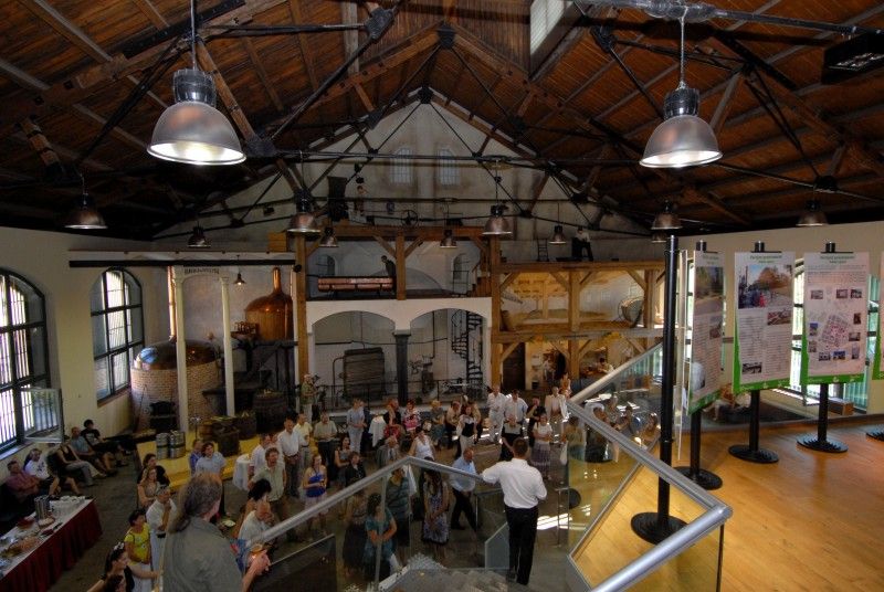 Jak by se mohla změnit Plzeň do roku 2015, kdy bude hlavním evropským městem kultury, představuje (od 28.6.2011) výstava s názvem Proměna města: Plzeň v roce 2015. K vidění je v Návštěvnickém centru Plzeňského Prazdroje od včerejšího dne, kdy byla slavnostně zahájena.

Šest stěžejních akcí, které se vážou k projektu Evropské hlavní město kultury, se prezentují na jednadvaceti panelech. Návštěvníci se tak mohou více dozvědět o připravované výstavbě nového divadla v Jízdecké ulici, návrhu budovy Západočeské galerie v Plzni, revitalizaci areálu Světovar, relaxačním centru ve Štruncových sadech nebo o sportovně-rekreačních trasách podél řek a oživení veřejných prostranství.