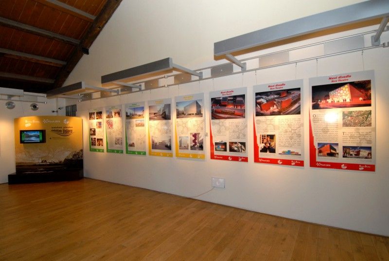 Jak by se mohla změnit Plzeň do roku 2015, kdy bude hlavním evropským městem kultury, představuje (od 28.6.2011) výstava s názvem Proměna města: Plzeň v roce 2015. K vidění je v Návštěvnickém centru Plzeňského Prazdroje od včerejšího dne, kdy byla slavnostně zahájena.

Šest stěžejních akcí, které se vážou k projektu Evropské hlavní město kultury, se prezentují na jednadvaceti panelech. Návštěvníci se tak mohou více dozvědět o připravované výstavbě nového divadla v Jízdecké ulici, návrhu budovy Západočeské galerie v Plzni, revitalizaci areálu Světovar, relaxačním centru ve Štruncových sadech nebo o sportovně-rekreačních trasách podél řek a oživení veřejných prostranství.