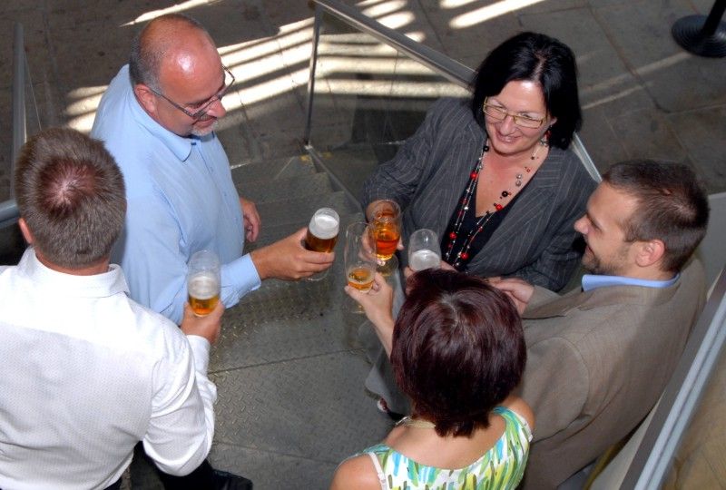 Jak by se mohla změnit Plzeň do roku 2015, kdy bude hlavním evropským městem kultury, představuje (od 28.6.2011) výstava s názvem Proměna města: Plzeň v roce 2015. K vidění je v Návštěvnickém centru Plzeňského Prazdroje od včerejšího dne, kdy byla slavnostně zahájena.

Šest stěžejních akcí, které se vážou k projektu Evropské hlavní město kultury, se prezentují na jednadvaceti panelech. Návštěvníci se tak mohou více dozvědět o připravované výstavbě nového divadla v Jízdecké ulici, návrhu budovy Západočeské galerie v Plzni, revitalizaci areálu Světovar, relaxačním centru ve Štruncových sadech nebo o sportovně-rekreačních trasách podél řek a oživení veřejných prostranství.