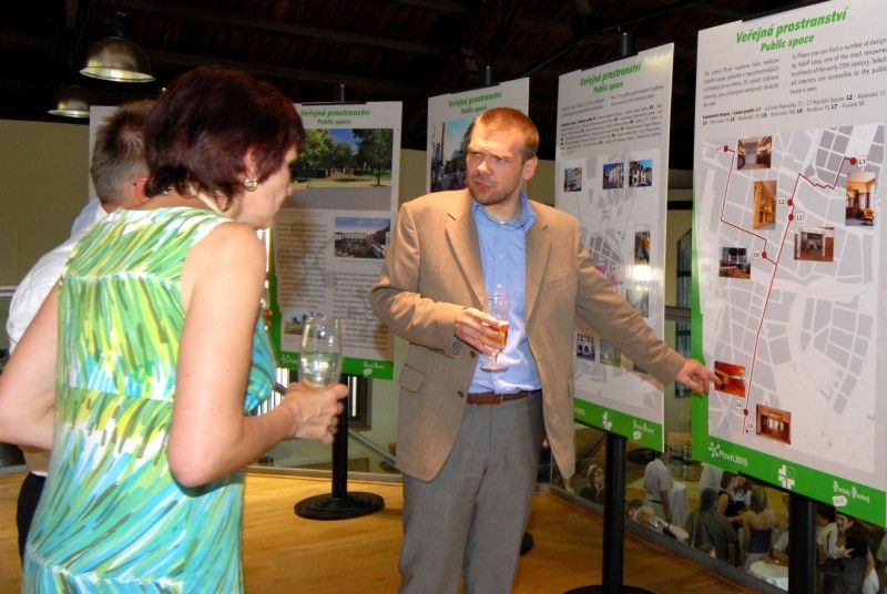 Jak by se mohla změnit Plzeň do roku 2015, kdy bude hlavním evropským městem kultury, představuje (od 28.6.2011) výstava s názvem Proměna města: Plzeň v roce 2015. K vidění je v Návštěvnickém centru Plzeňského Prazdroje od včerejšího dne, kdy byla slavnostně zahájena.

Šest stěžejních akcí, které se vážou k projektu Evropské hlavní město kultury, se prezentují na jednadvaceti panelech. Návštěvníci se tak mohou více dozvědět o připravované výstavbě nového divadla v Jízdecké ulici, návrhu budovy Západočeské galerie v Plzni, revitalizaci areálu Světovar, relaxačním centru ve Štruncových sadech nebo o sportovně-rekreačních trasách podél řek a oživení veřejných prostranství.