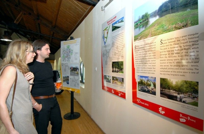 Jak by se mohla změnit Plzeň do roku 2015, kdy bude hlavním evropským městem kultury, představuje (od 28.6.2011) výstava s názvem Proměna města: Plzeň v roce 2015. K vidění je v Návštěvnickém centru Plzeňského Prazdroje od včerejšího dne, kdy byla slavnostně zahájena.

Šest stěžejních akcí, které se vážou k projektu Evropské hlavní město kultury, se prezentují na jednadvaceti panelech. Návštěvníci se tak mohou více dozvědět o připravované výstavbě nového divadla v Jízdecké ulici, návrhu budovy Západočeské galerie v Plzni, revitalizaci areálu Světovar, relaxačním centru ve Štruncových sadech nebo o sportovně-rekreačních trasách podél řek a oživení veřejných prostranství.