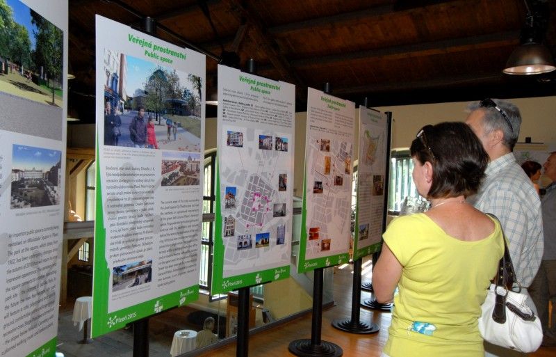 Jak by se mohla změnit Plzeň do roku 2015, kdy bude hlavním evropským městem kultury, představuje (od 28.6.2011) výstava s názvem Proměna města: Plzeň v roce 2015. K vidění je v Návštěvnickém centru Plzeňského Prazdroje od včerejšího dne, kdy byla slavnostně zahájena.

Šest stěžejních akcí, které se vážou k projektu Evropské hlavní město kultury, se prezentují na jednadvaceti panelech. Návštěvníci se tak mohou více dozvědět o připravované výstavbě nového divadla v Jízdecké ulici, návrhu budovy Západočeské galerie v Plzni, revitalizaci areálu Světovar, relaxačním centru ve Štruncových sadech nebo o sportovně-rekreačních trasách podél řek a oživení veřejných prostranství.