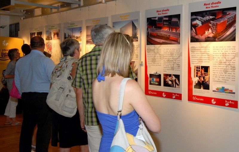 Jak by se mohla změnit Plzeň do roku 2015, kdy bude hlavním evropským městem kultury, představuje (od 28.6.2011) výstava s názvem Proměna města: Plzeň v roce 2015. K vidění je v Návštěvnickém centru Plzeňského Prazdroje od včerejšího dne, kdy byla slavnostně zahájena.

Šest stěžejních akcí, které se vážou k projektu Evropské hlavní město kultury, se prezentují na jednadvaceti panelech. Návštěvníci se tak mohou více dozvědět o připravované výstavbě nového divadla v Jízdecké ulici, návrhu budovy Západočeské galerie v Plzni, revitalizaci areálu Světovar, relaxačním centru ve Štruncových sadech nebo o sportovně-rekreačních trasách podél řek a oživení veřejných prostranství.