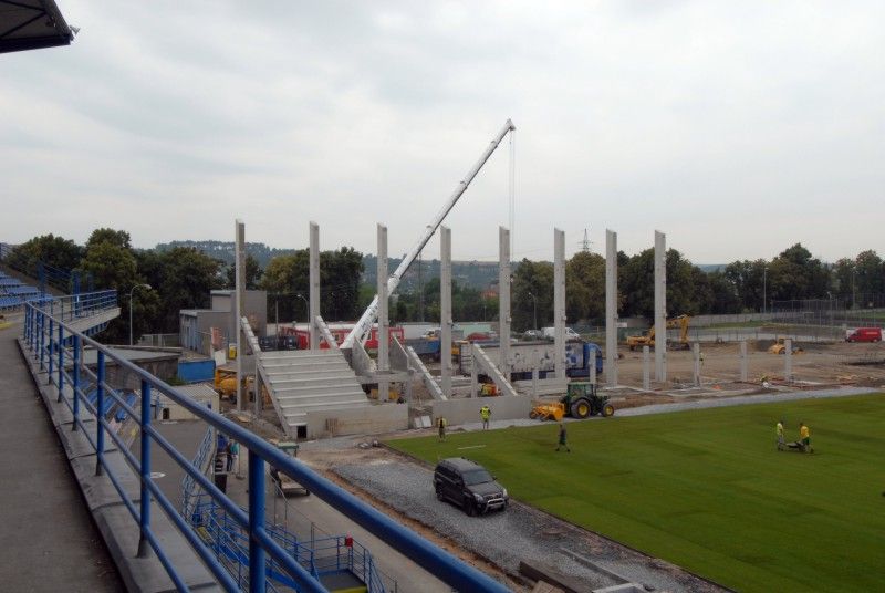 Hrací plocha stadionu ve Štruncových sadech je opět zelená. Ve středu 29. června položili pracovníci odborné firmy nový trávník, který pochází z Nizozemí. Kromě travnaté plochy se na stadionu staví nové tribuny.

I přes stavební práce by se na stadionu měl 23. července uskutečnit zápas o český superpohár a v nejbližší době se také rozhodne, zda Viktoria sehraje doma zápas předkola Ligy mistrů s arménským Jerevanem.