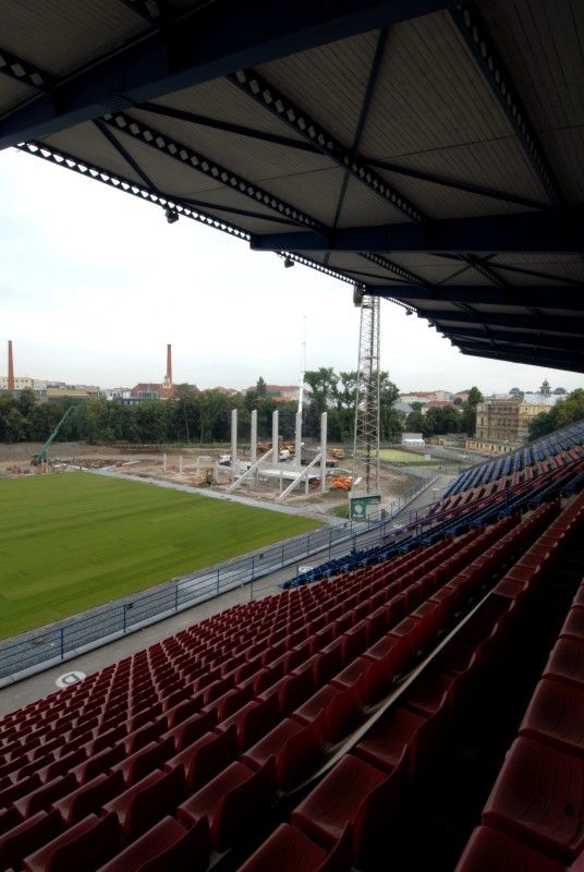Hrací plocha stadionu ve Štruncových sadech je opět zelená. Ve středu 29. června položili pracovníci odborné firmy nový trávník, který pochází z Nizozemí. Kromě travnaté plochy se na stadionu staví nové tribuny.

I přes stavební práce by se na stadionu měl 23. července uskutečnit zápas o český superpohár a v nejbližší době se také rozhodne, zda Viktoria sehraje doma zápas předkola Ligy mistrů s arménským Jerevanem.