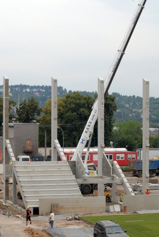 Hrací plocha stadionu ve Štruncových sadech je opět zelená. Ve středu 29. června položili pracovníci odborné firmy nový trávník, který pochází z Nizozemí. Kromě travnaté plochy se na stadionu staví nové tribuny.

I přes stavební práce by se na stadionu měl 23. července uskutečnit zápas o český superpohár a v nejbližší době se také rozhodne, zda Viktoria sehraje doma zápas předkola Ligy mistrů s arménským Jerevanem.