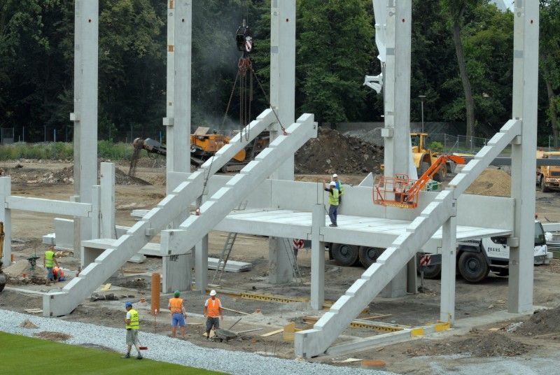 Hrací plocha stadionu ve Štruncových sadech je opět zelená. Ve středu 29. června položili pracovníci odborné firmy nový trávník, který pochází z Nizozemí. Kromě travnaté plochy se na stadionu staví nové tribuny.

I přes stavební práce by se na stadionu měl 23. července uskutečnit zápas o český superpohár a v nejbližší době se také rozhodne, zda Viktoria sehraje doma zápas předkola Ligy mistrů s arménským Jerevanem.