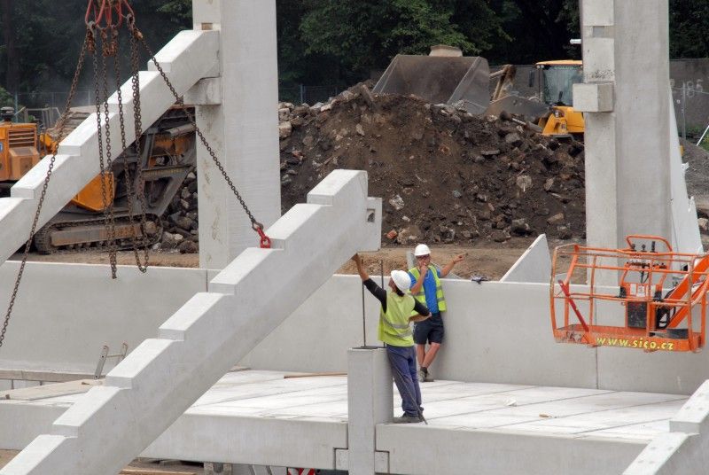 Hrací plocha stadionu ve Štruncových sadech je opět zelená. Ve středu 29. června položili pracovníci odborné firmy nový trávník, který pochází z Nizozemí. Kromě travnaté plochy se na stadionu staví nové tribuny.

I přes stavební práce by se na stadionu měl 23. července uskutečnit zápas o český superpohár a v nejbližší době se také rozhodne, zda Viktoria sehraje doma zápas předkola Ligy mistrů s arménským Jerevanem.