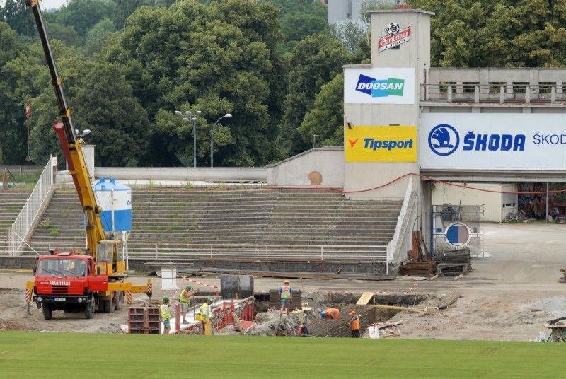 Hrací plocha stadionu ve Štruncových sadech je opět zelená. Ve středu 29. června položili pracovníci odborné firmy nový trávník, který pochází z Nizozemí. Kromě travnaté plochy se na stadionu staví nové tribuny.

I přes stavební práce by se na stadionu měl 23. července uskutečnit zápas o český superpohár a v nejbližší době se také rozhodne, zda Viktoria sehraje doma zápas předkola Ligy mistrů s arménským Jerevanem.