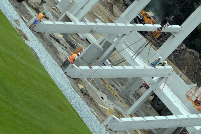 Hrací plocha stadionu ve Štruncových sadech je opět zelená. Ve středu 29. června položili pracovníci odborné firmy nový trávník, který pochází z Nizozemí. Kromě travnaté plochy se na stadionu staví nové tribuny.

I přes stavební práce by se na stadionu měl 23. července uskutečnit zápas o český superpohár a v nejbližší době se také rozhodne, zda Viktoria sehraje doma zápas předkola Ligy mistrů s arménským Jerevanem.