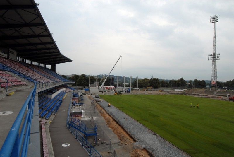 Hrací plocha stadionu ve Štruncových sadech je opět zelená. Ve středu 29. června položili pracovníci odborné firmy nový trávník, který pochází z Nizozemí. Kromě travnaté plochy se na stadionu staví nové tribuny.

I přes stavební práce by se na stadionu měl 23. července uskutečnit zápas o český superpohár a v nejbližší době se také rozhodne, zda Viktoria sehraje doma zápas předkola Ligy mistrů s arménským Jerevanem.