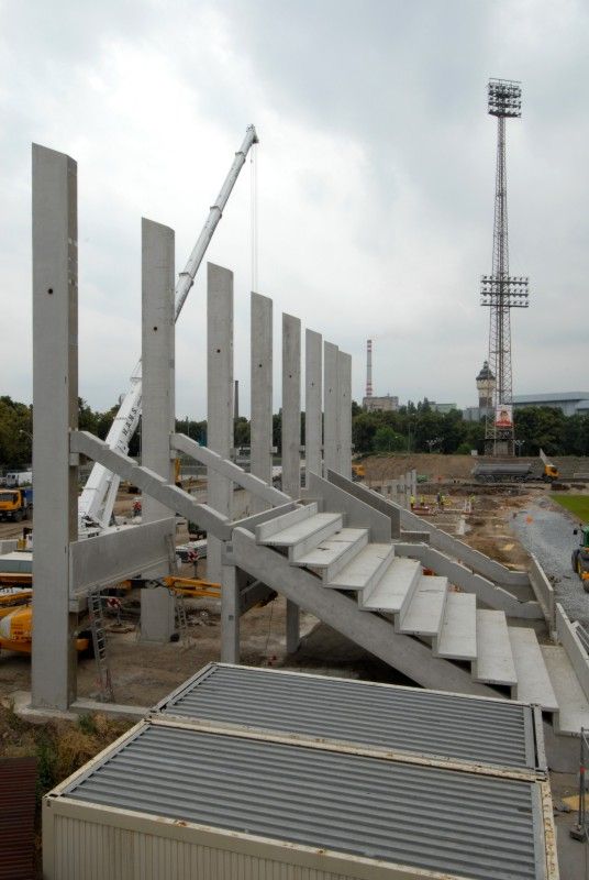 Hrací plocha stadionu ve Štruncových sadech je opět zelená. Ve středu 29. června položili pracovníci odborné firmy nový trávník, který pochází z Nizozemí. Kromě travnaté plochy se na stadionu staví nové tribuny.

I přes stavební práce by se na stadionu měl 23. července uskutečnit zápas o český superpohár a v nejbližší době se také rozhodne, zda Viktoria sehraje doma zápas předkola Ligy mistrů s arménským Jerevanem.